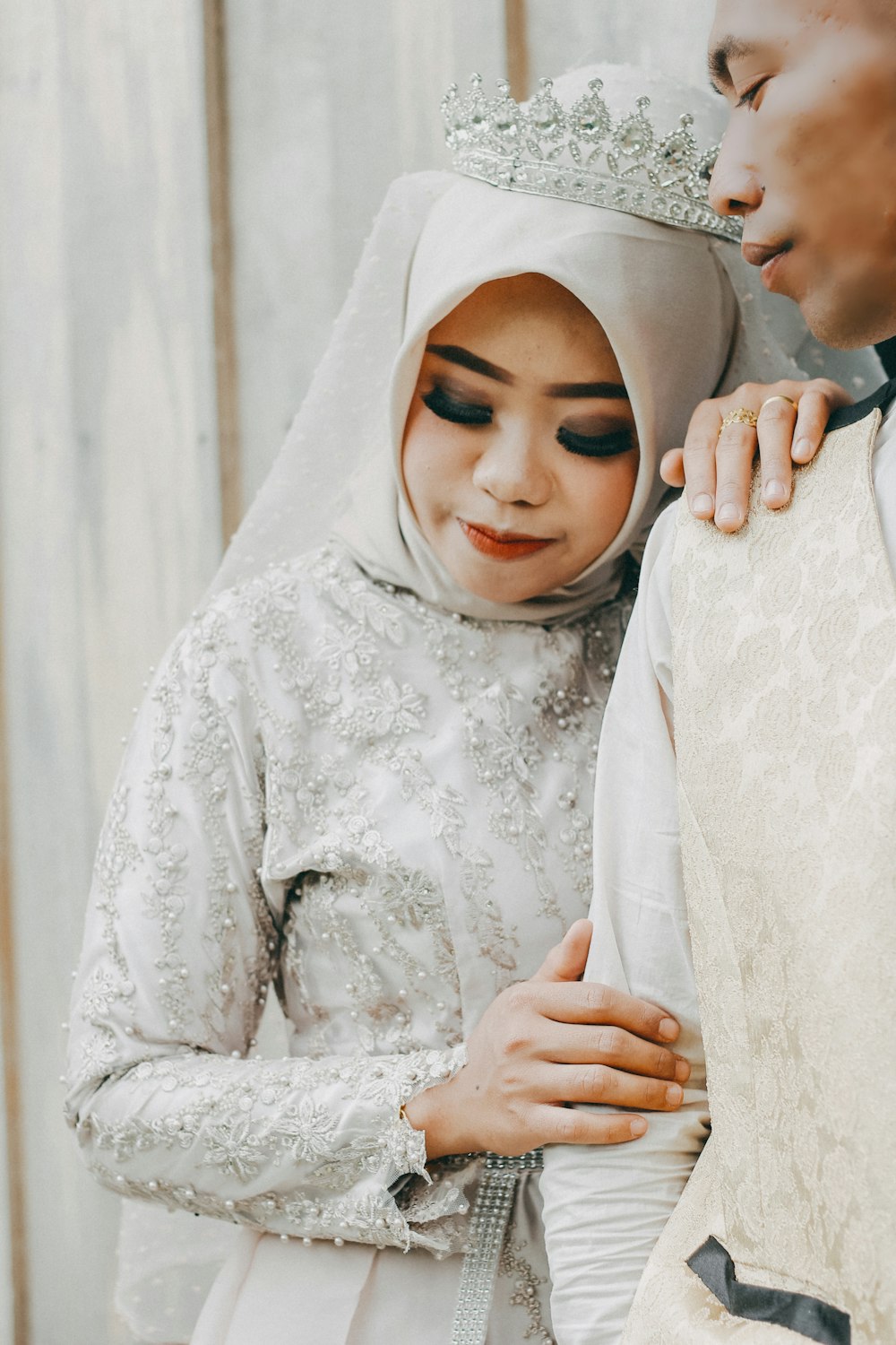 woman wearing gray abaya robe