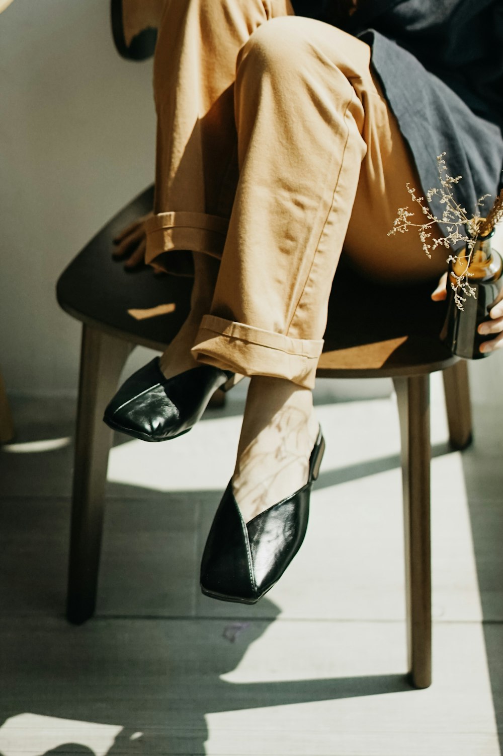 personne assise sur une chaise en bois marron