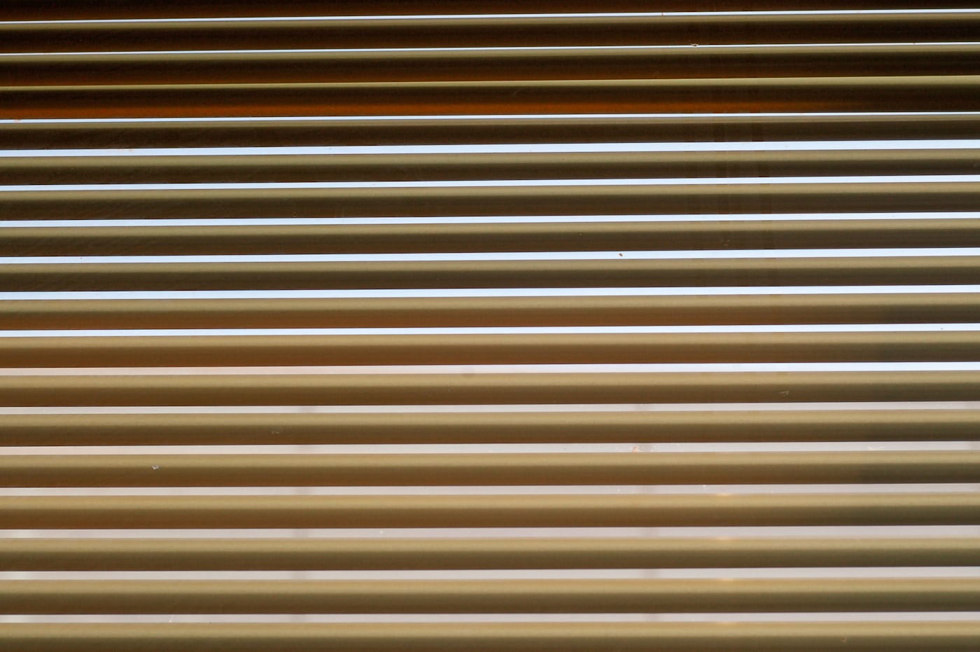 Detailansicht von geschlossenen Fensterjalousien