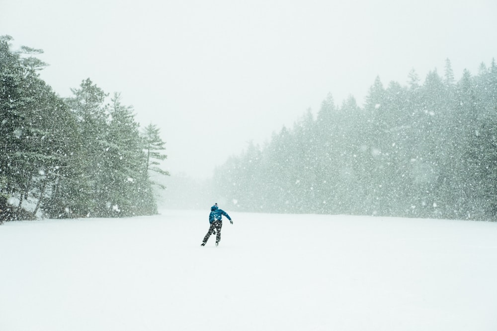 Hombre a punto de esquiar rodeado de nieves
