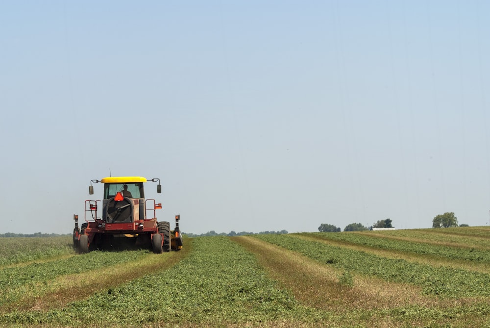 oranger und gelber Traktor auf dem Feld