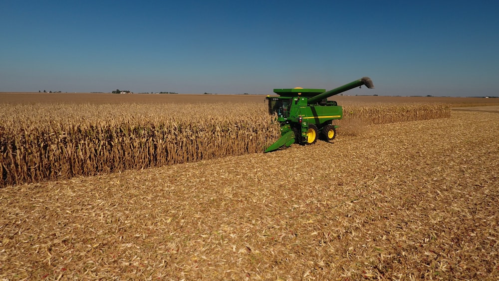 John Deere Pflug neben ausgetrocknetem Feld