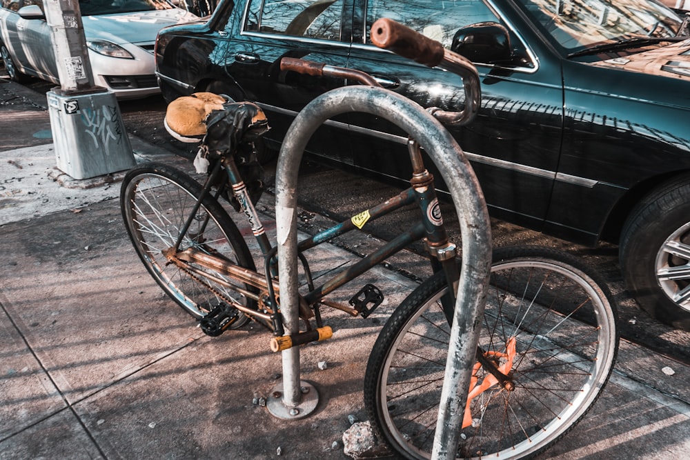 lucchetto per bici presso la rastrelliera pubblica per biciclette
