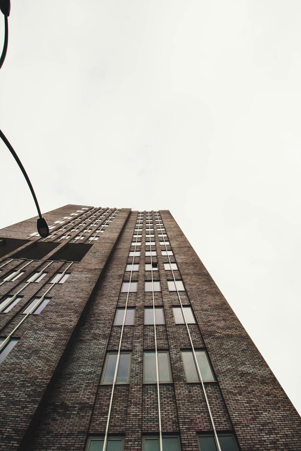 갈색 콘크리트 건물의 로우 앵글 사진