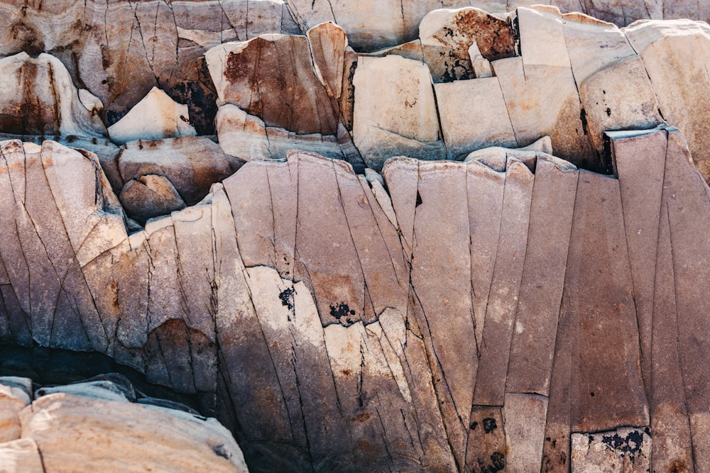 um close up de uma formação rochosa com rochas ao fundo