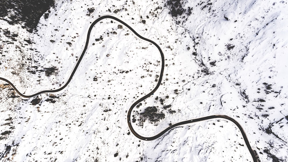 montagne enneigée pendant la journée