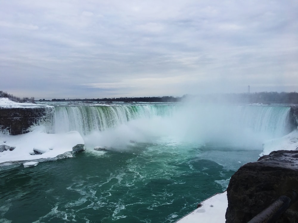 Cataratas del Niágara bajo el cielo blanco