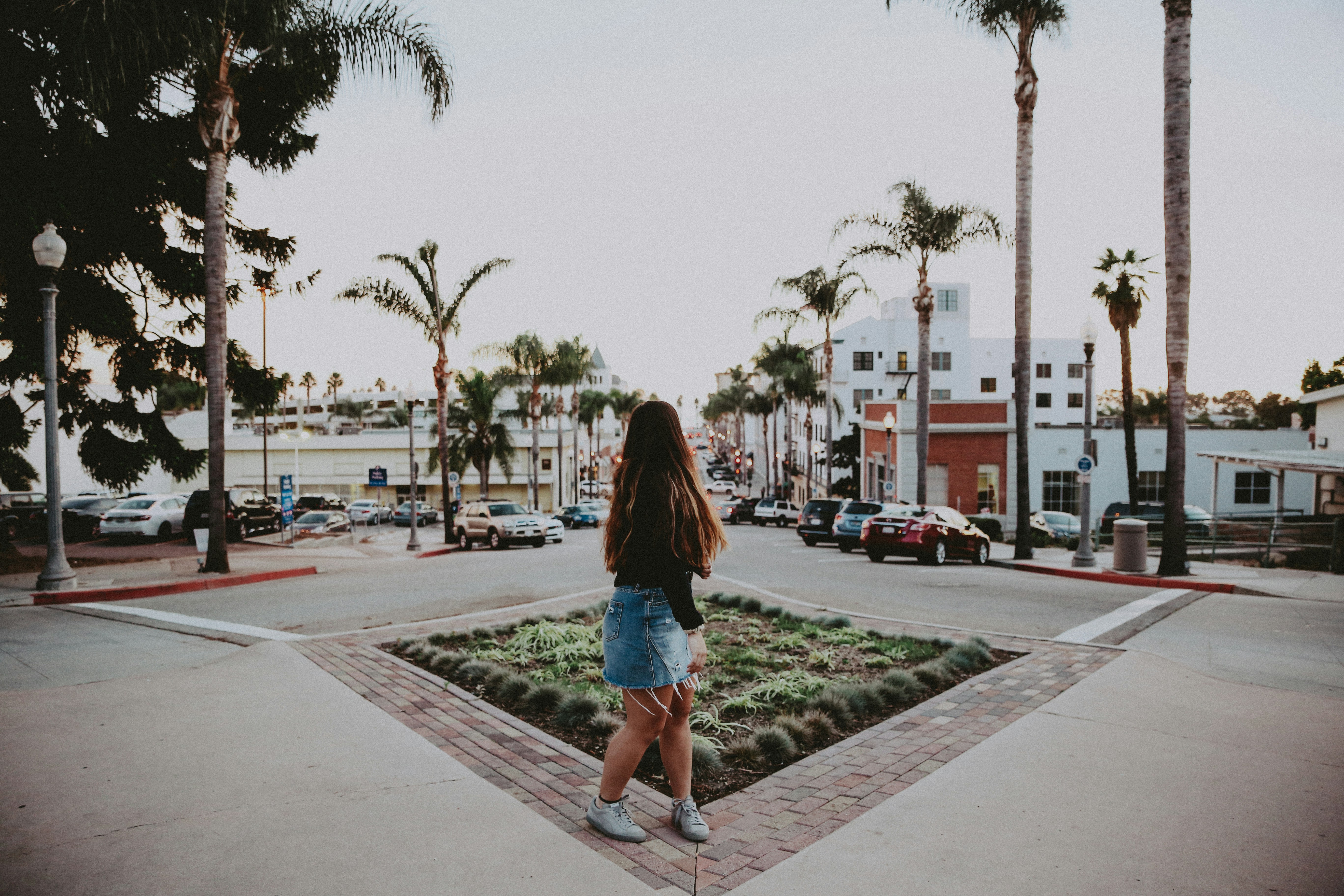 woman wearing black long-sleeved shirt