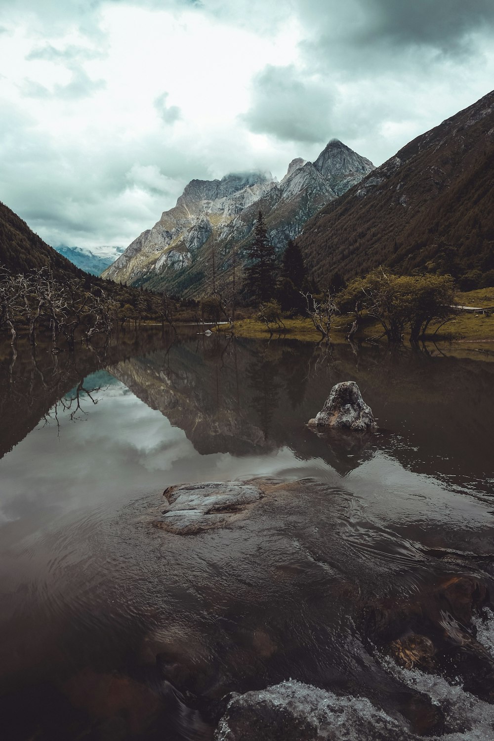 body of water and mountains during daytime