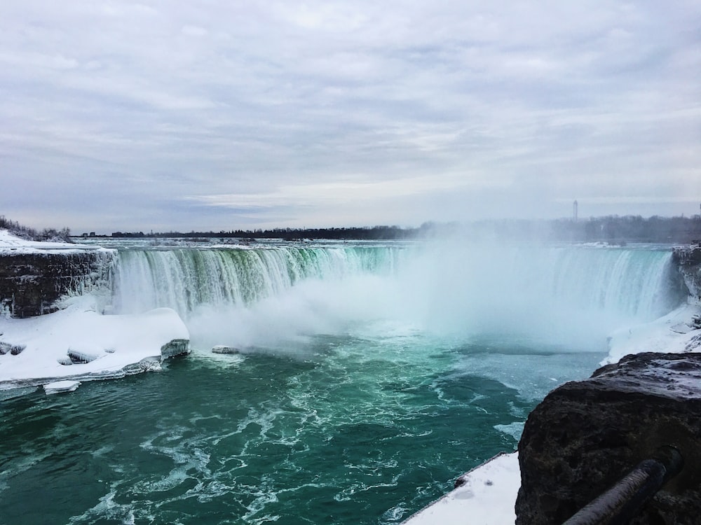 Cascate sotto il cielo nuvoloso durante il giorno