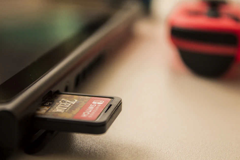Several microSD cards laid out next to an R38S handheld console
