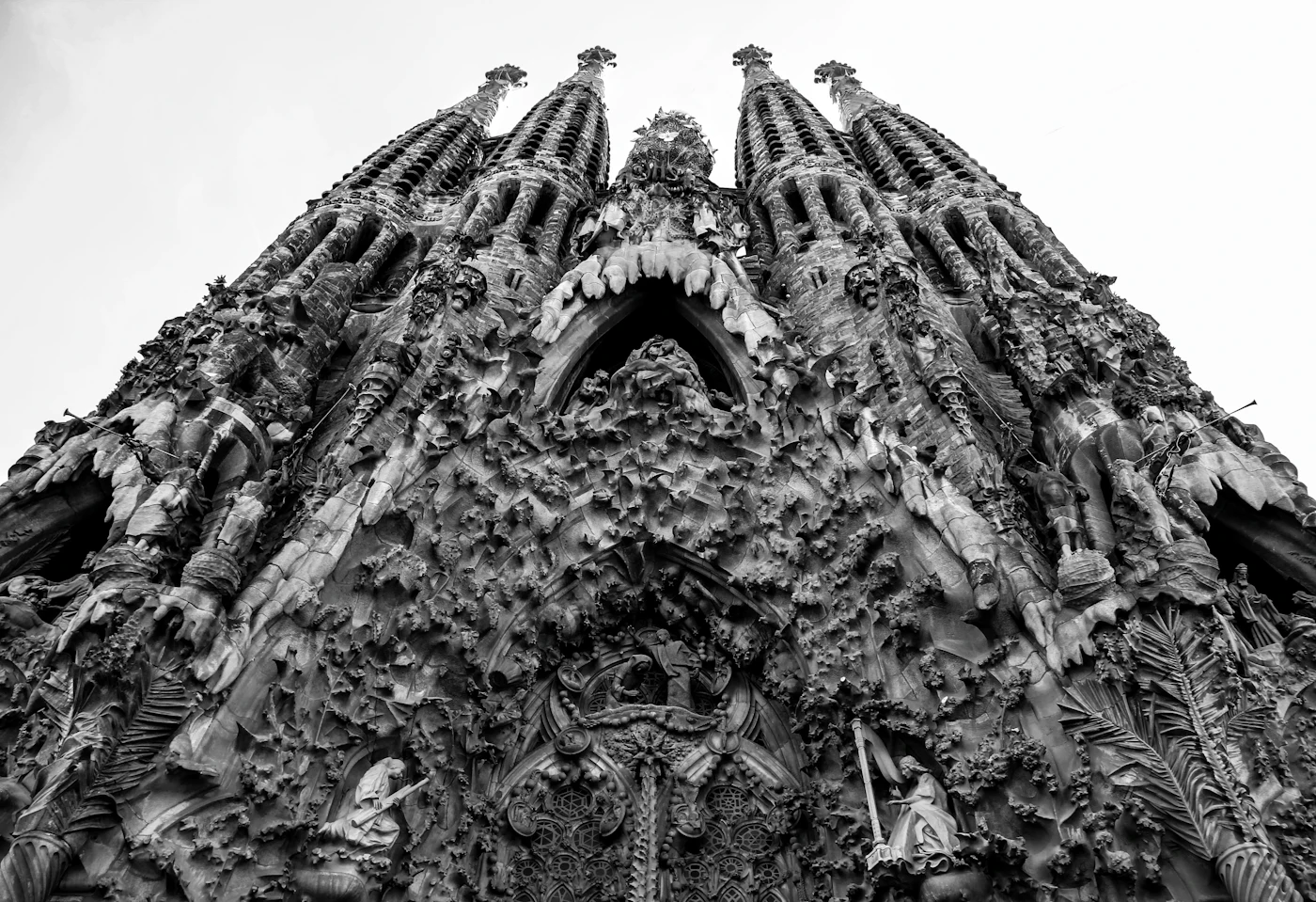 Zwart-witfoto van het beeldhouwwerk op de Geboortegevel van de Sagrada Família