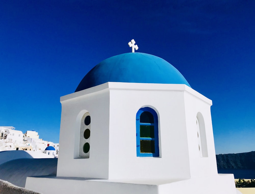 Moschea bianca e blu attraverso il cielo