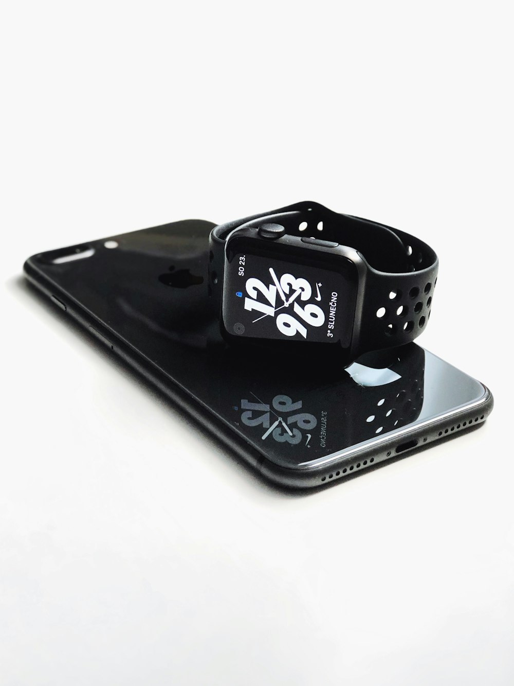 Space graues Aluminiumgehäuse Apple Watch auf weltraumgrauem iPhone 8