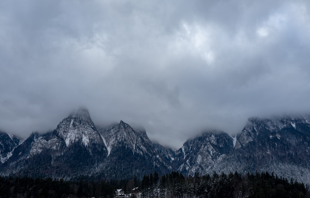 Montanha dos Alpes sob nuvens brancas