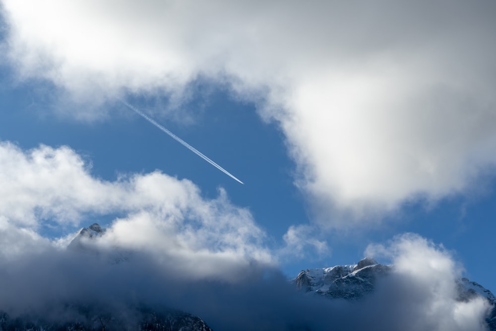 Berg unter bewölktem Himmel während des Tages