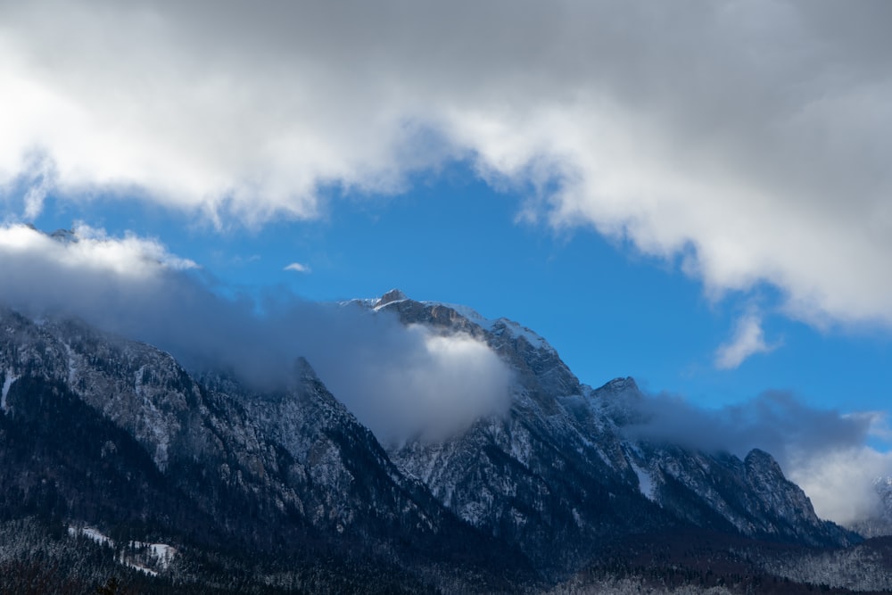 Montanha dos Alpes sob nuvens cumulus