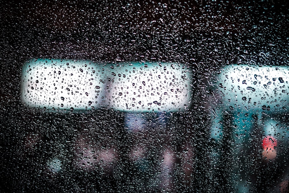 uma janela com gotas de chuva sobre ele