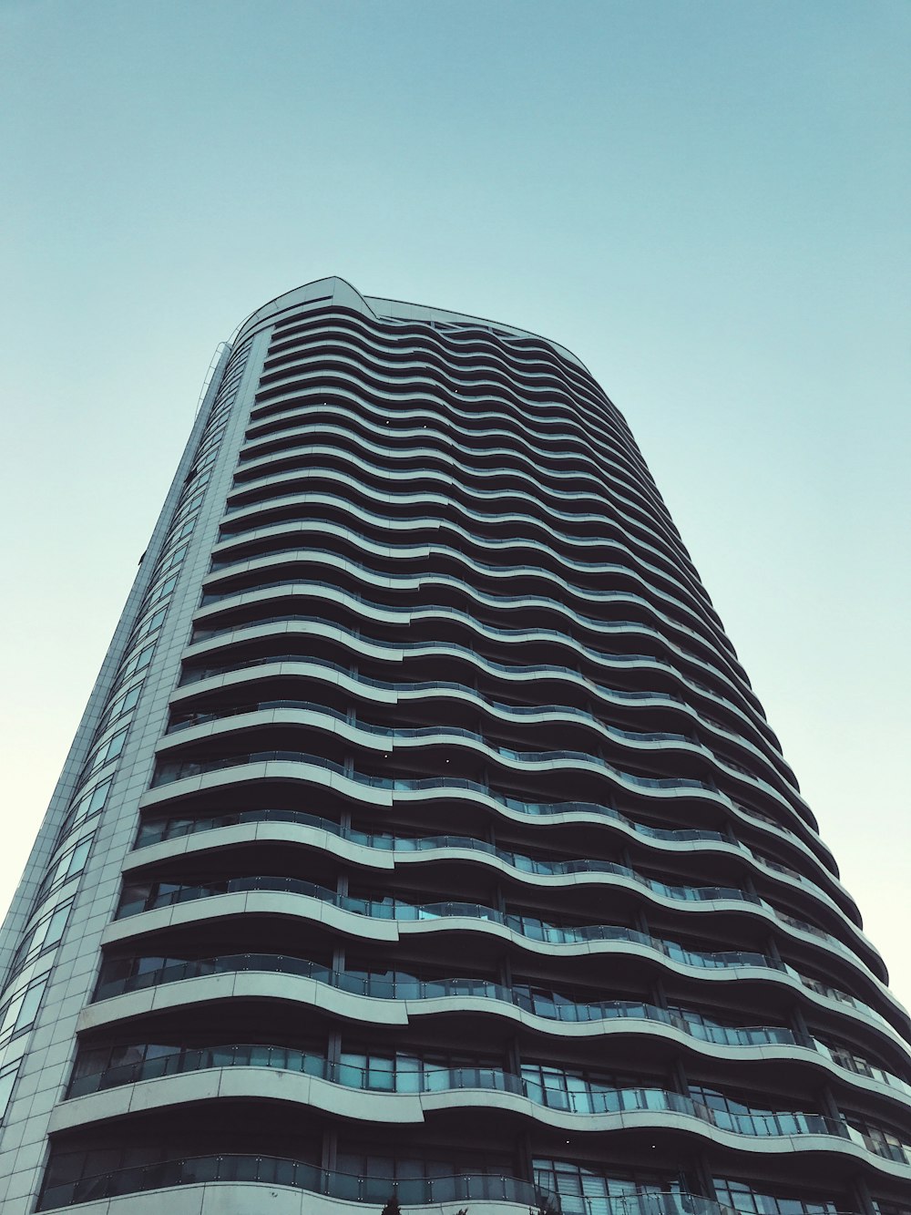 vista a occhio di verme dell'edificio alto grigio