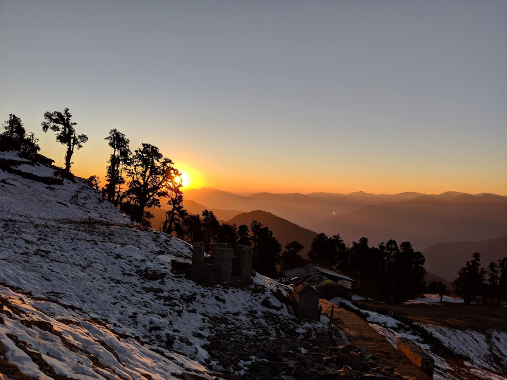 Schneebedeckter Hügel während der Luftaufnahmen zur Goldenen Stunde