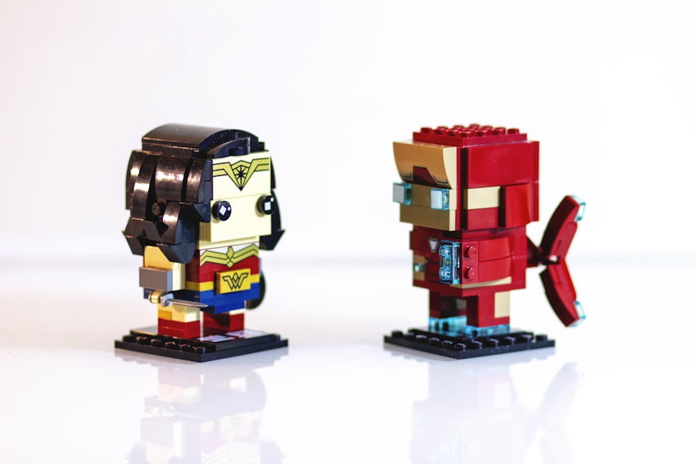 Brinquedos de lego da Mulher-Maravilha e do Homem de Ferro