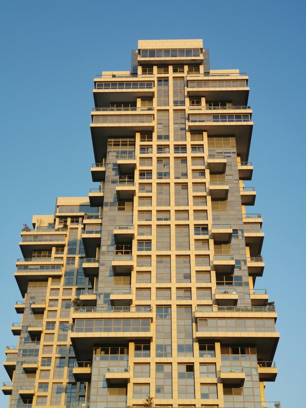 茶色のコンクリートの建物のローアングル写真