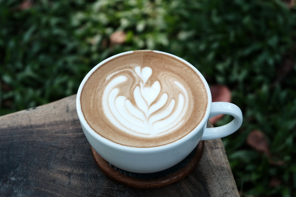 Tasse en céramique blanche sur dessous de verre