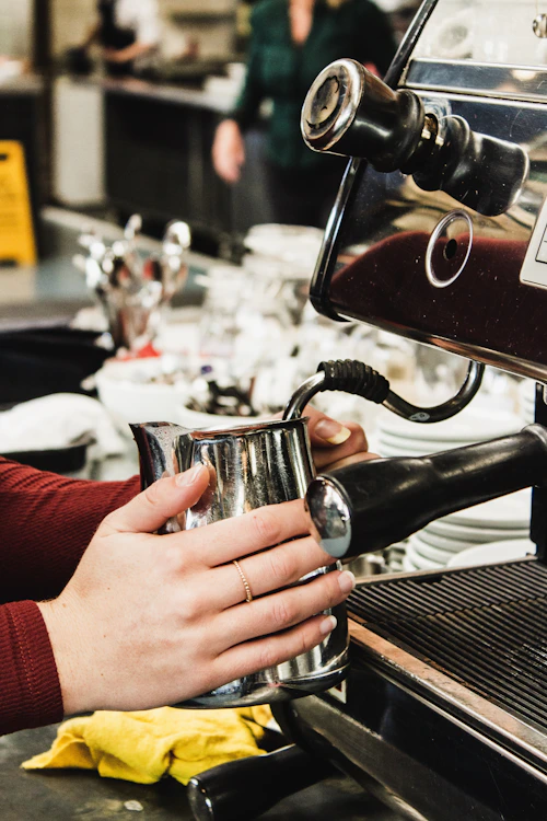 Barista tejhabot készít
