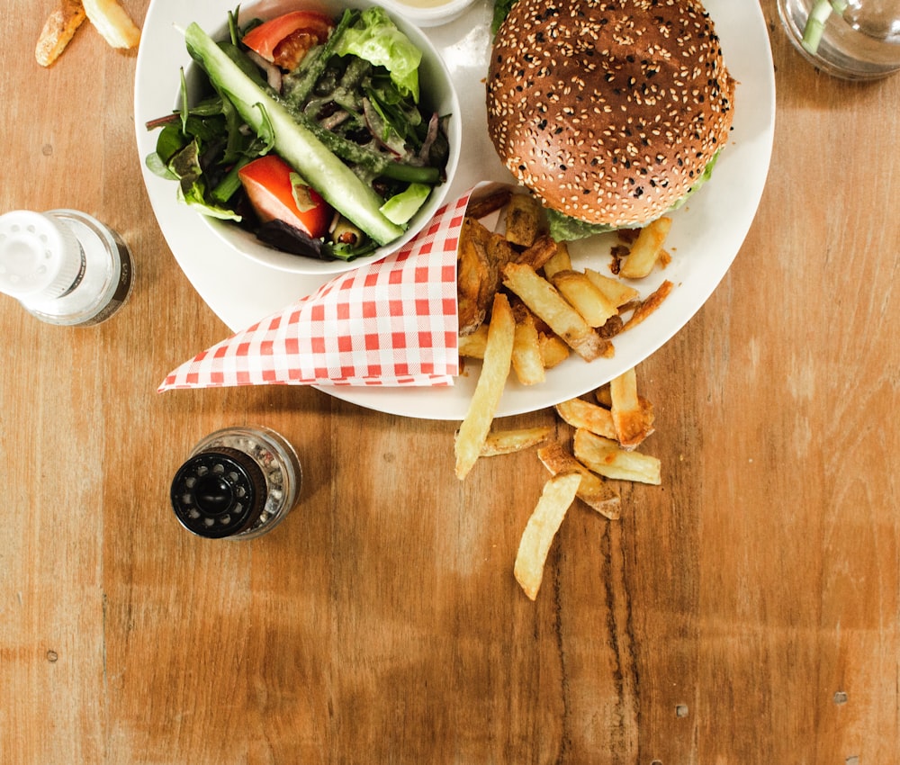 hamburger e patatine fritte al piatto