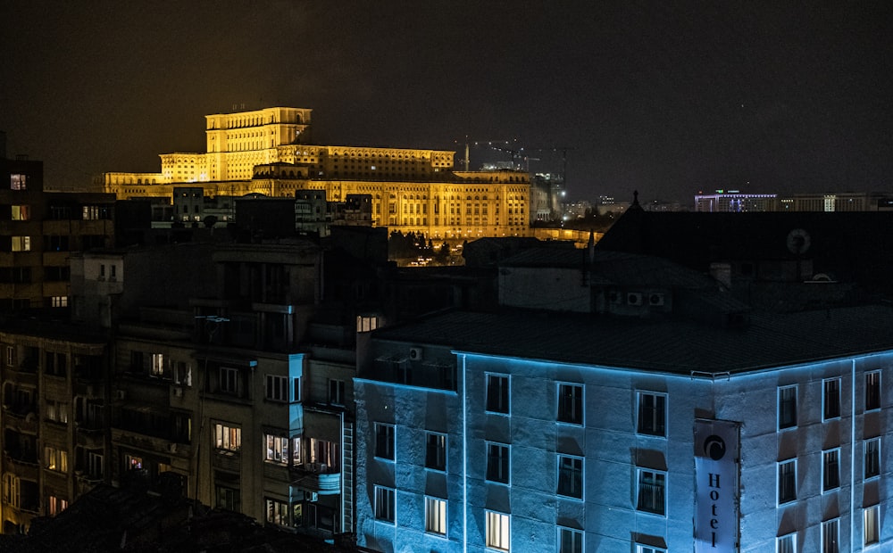 Photographie aérienne de bâtiments pendant la nuit