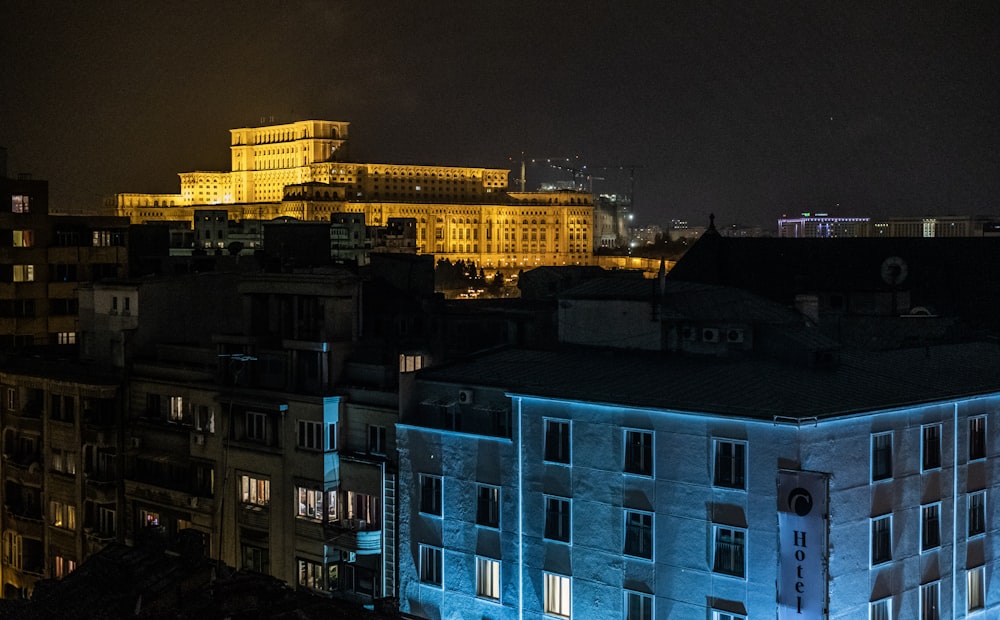 Fotografía aérea de edificios durante la noche