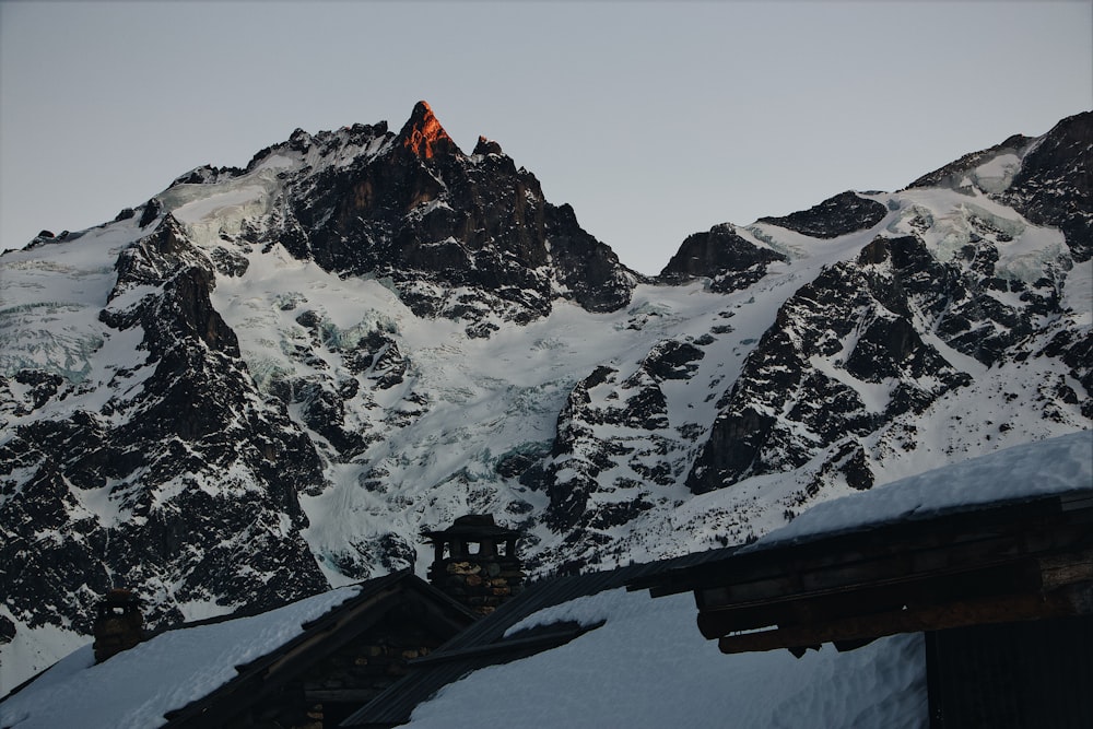 Montañas cubiertas de nieve