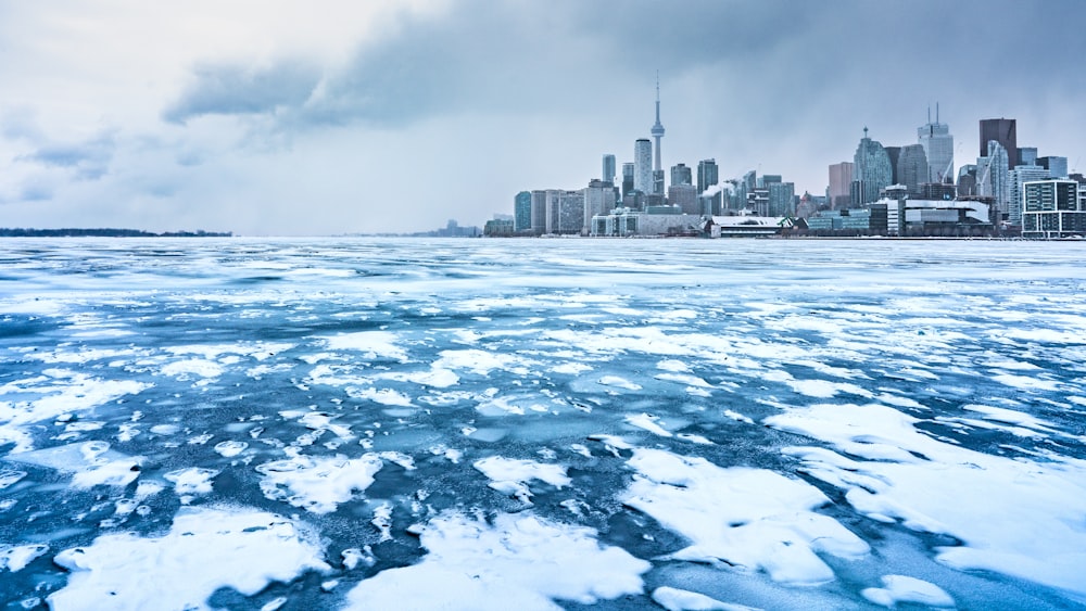 Foto de Canadá bajo un cielo blanco