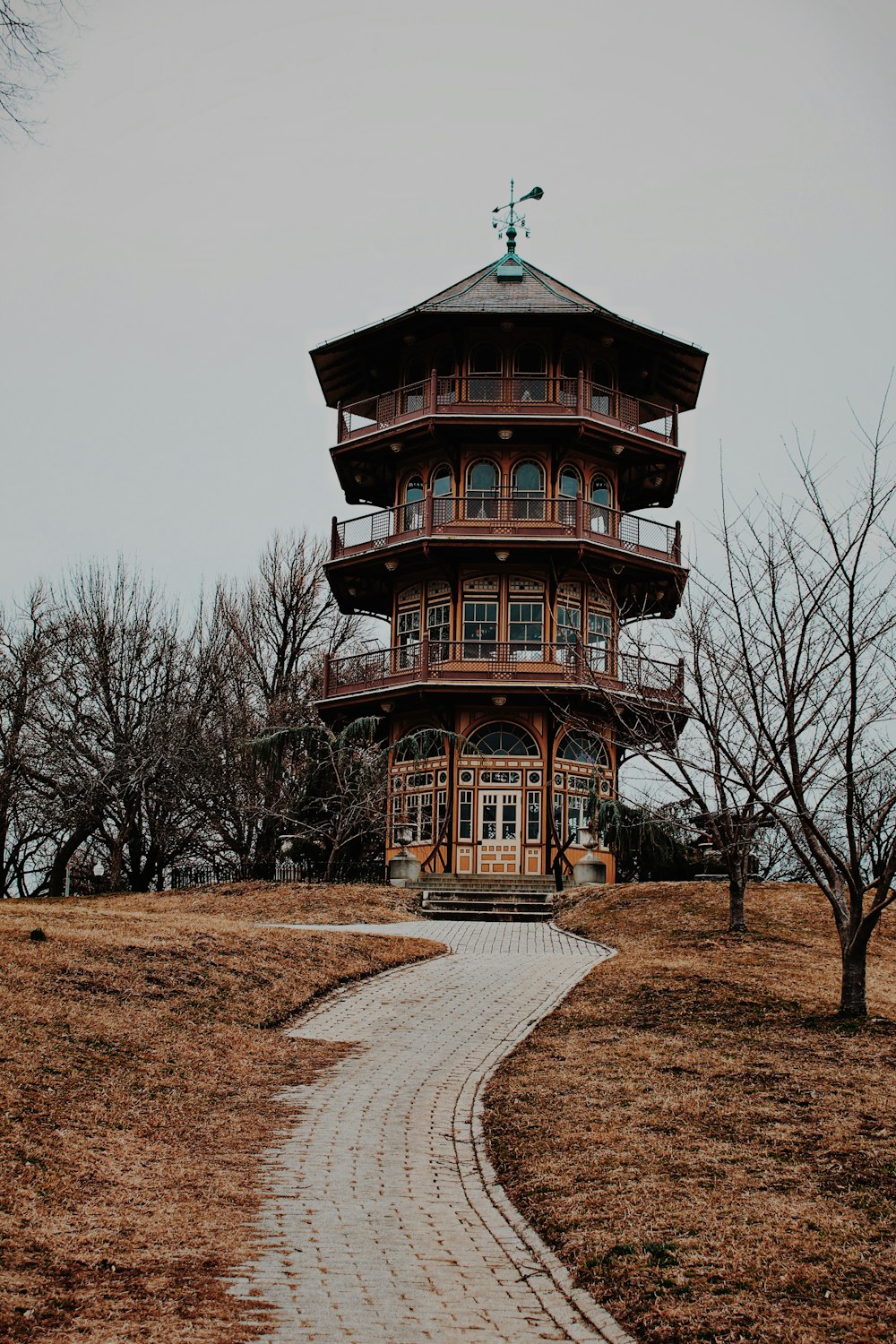 Templo marrom cercado por árvores sem folhas