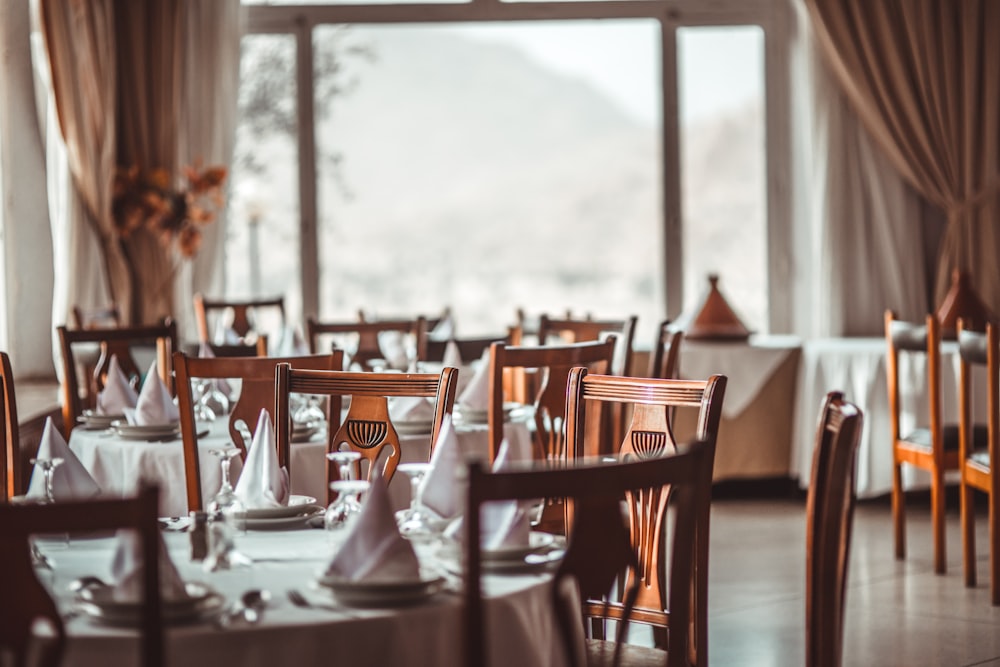 set da pranzo in legno marrone all'interno della stanza