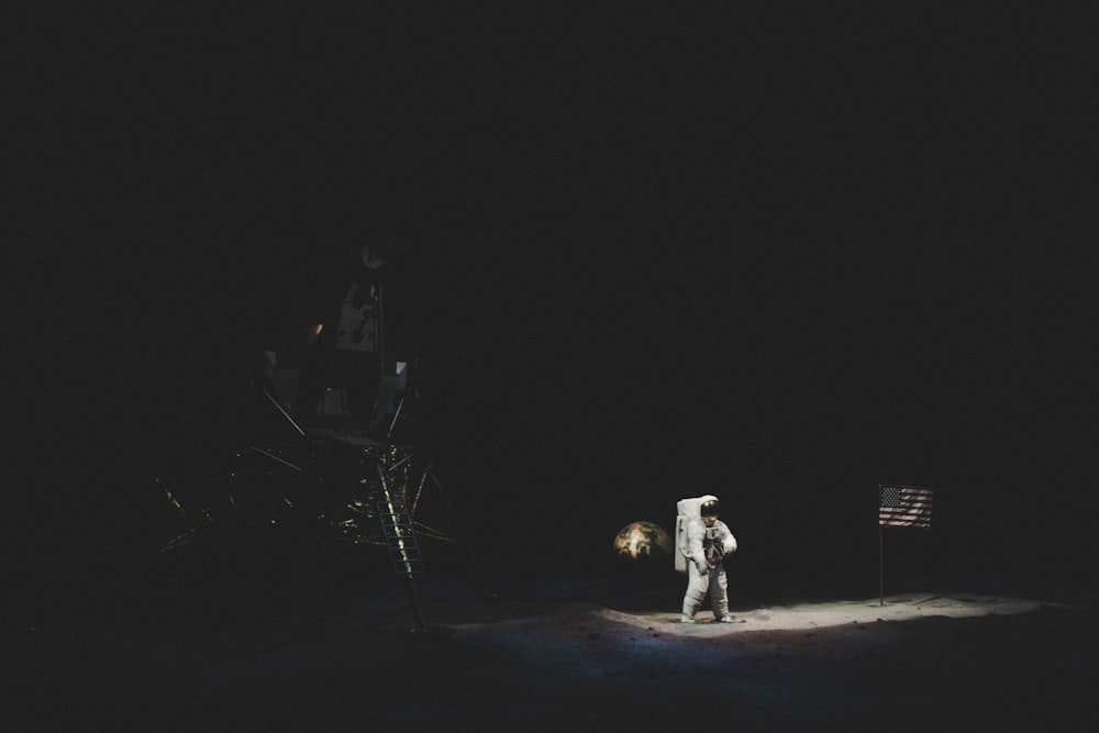 astronauta ao lado da nave espacial