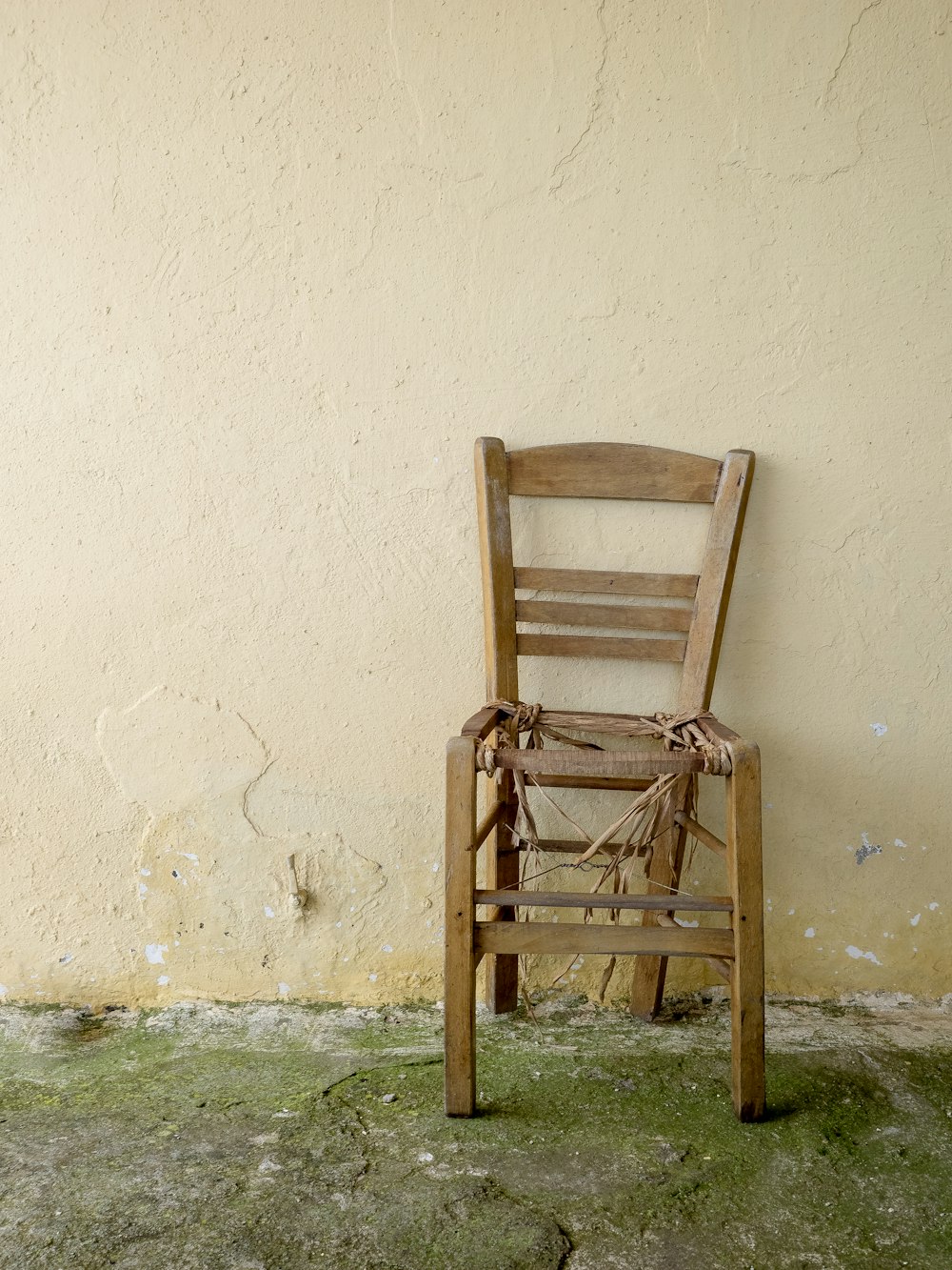茶色の木製はしごの背もたれの椅子