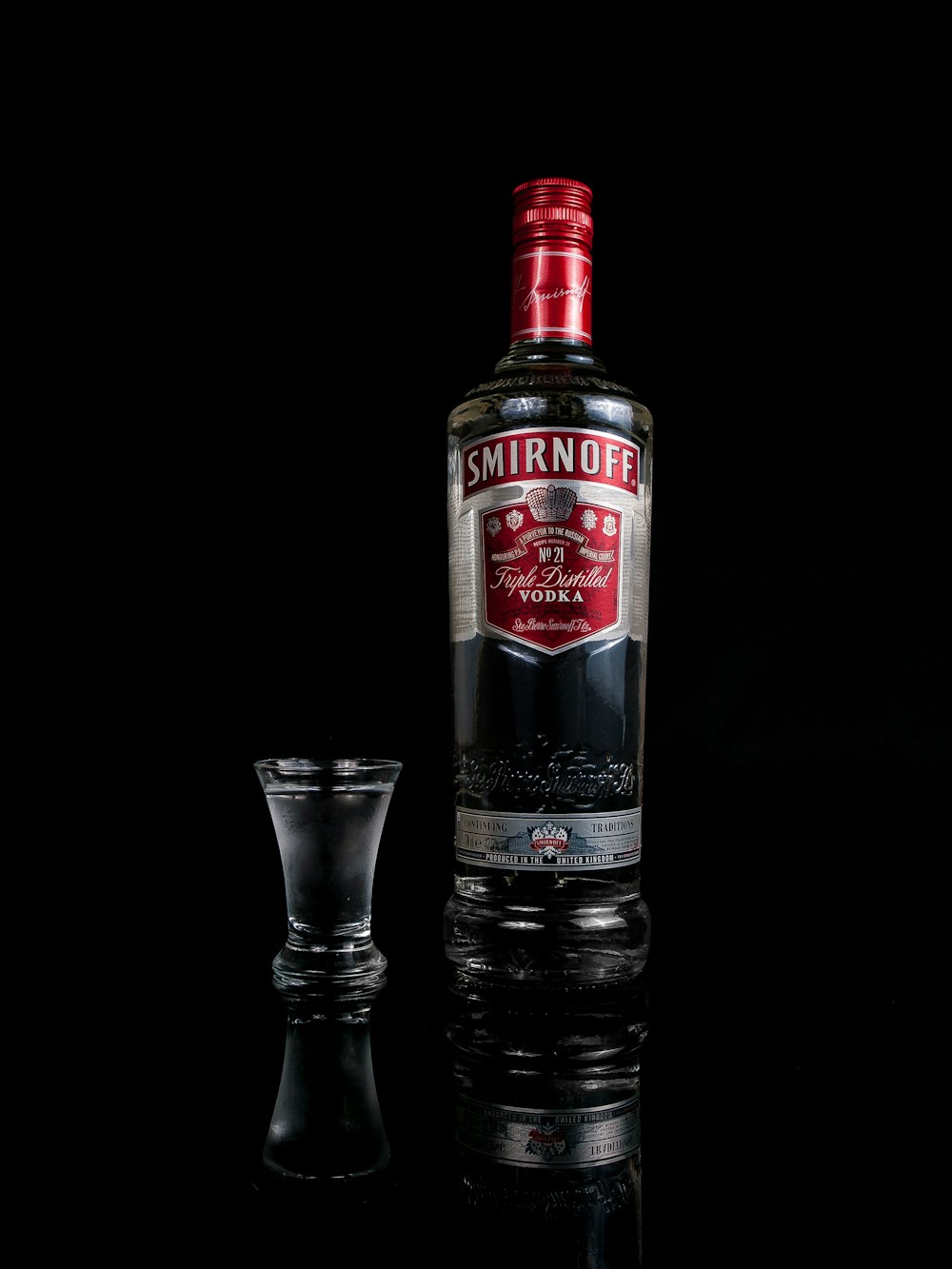 Garrafa de vodka Smirnoff além de shot glass