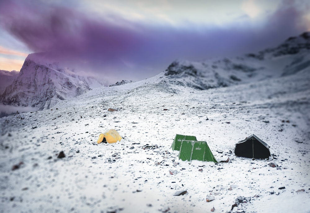얼음 표면의 한가운데에 녹색과 노란색 캠핑 텐트