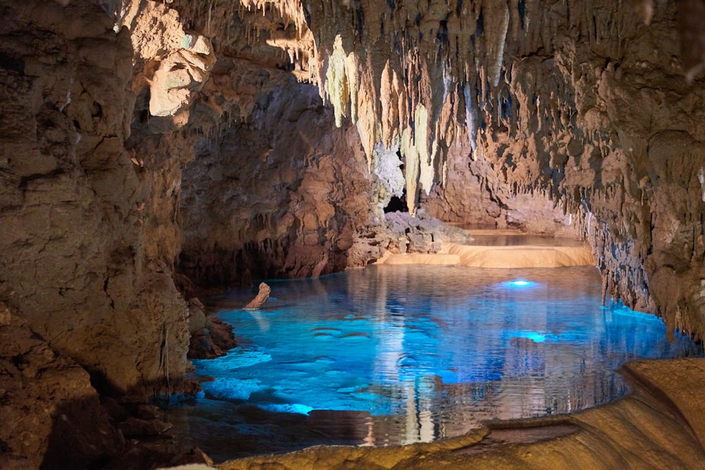 Cueva con cuerpo de agua tranquilo durante el día