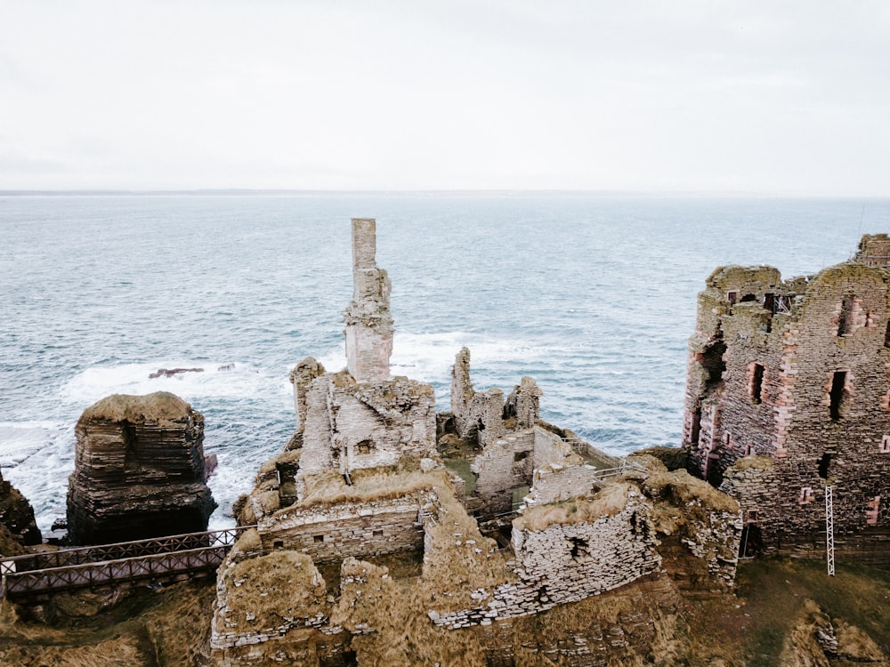 Photo aérienne de bâtiments abandonnés en béton près de la mer pendant la journée