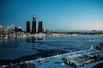 حي بروكسل ليلاً