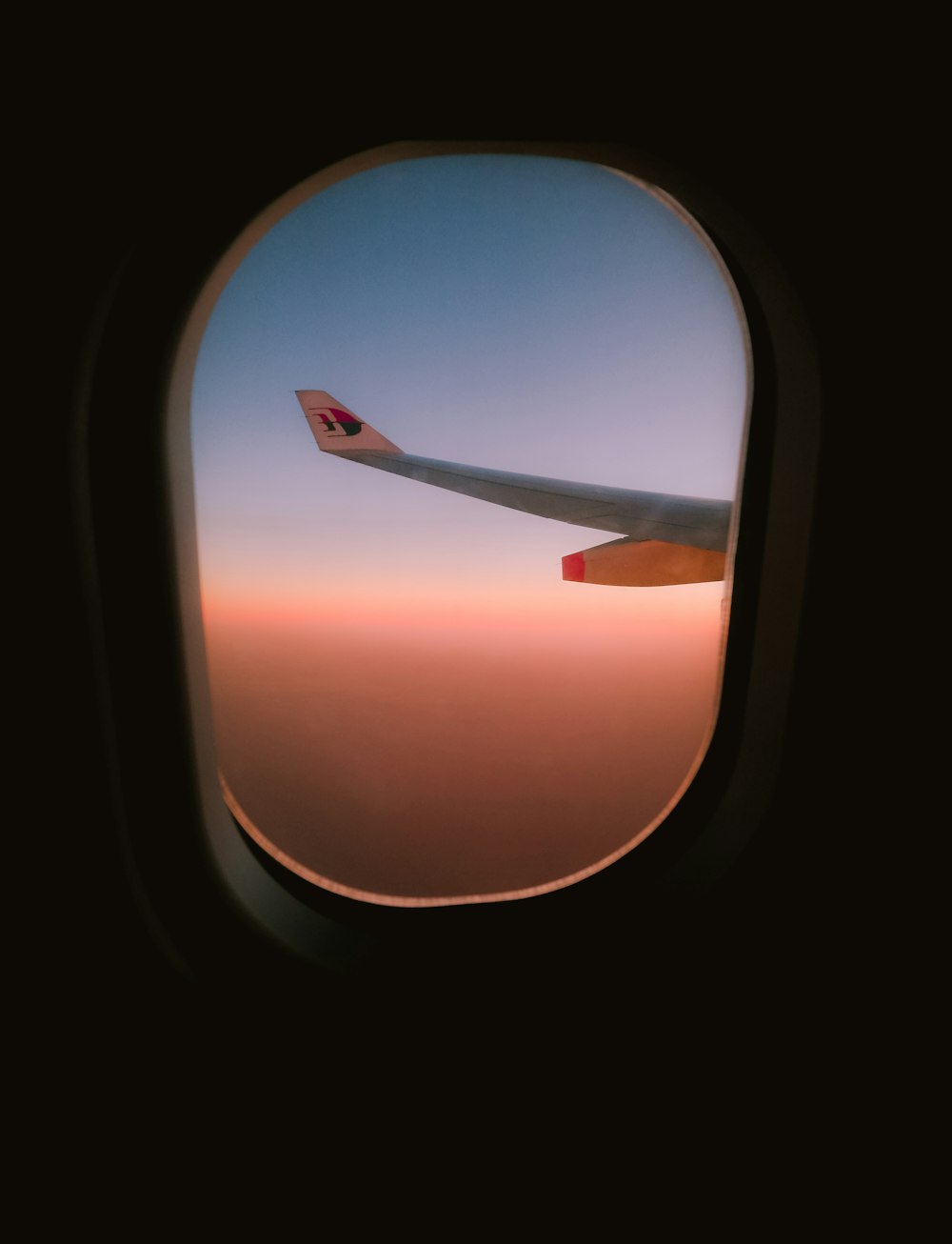 uma visão da asa de um avião através de uma janela