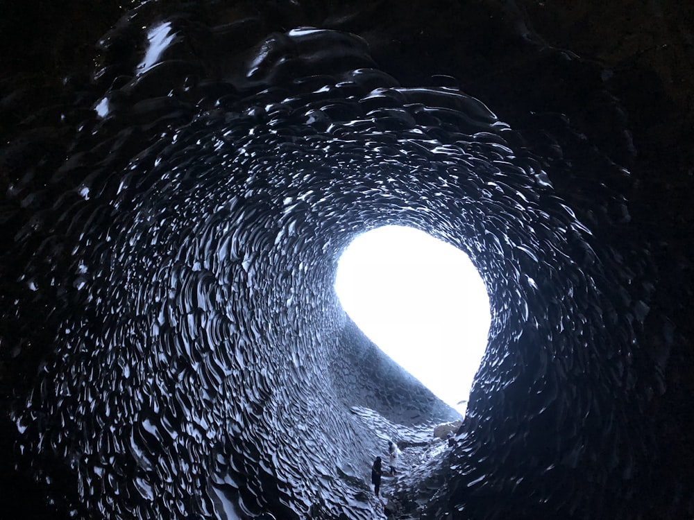 personne debout à l’intérieur du tunnel