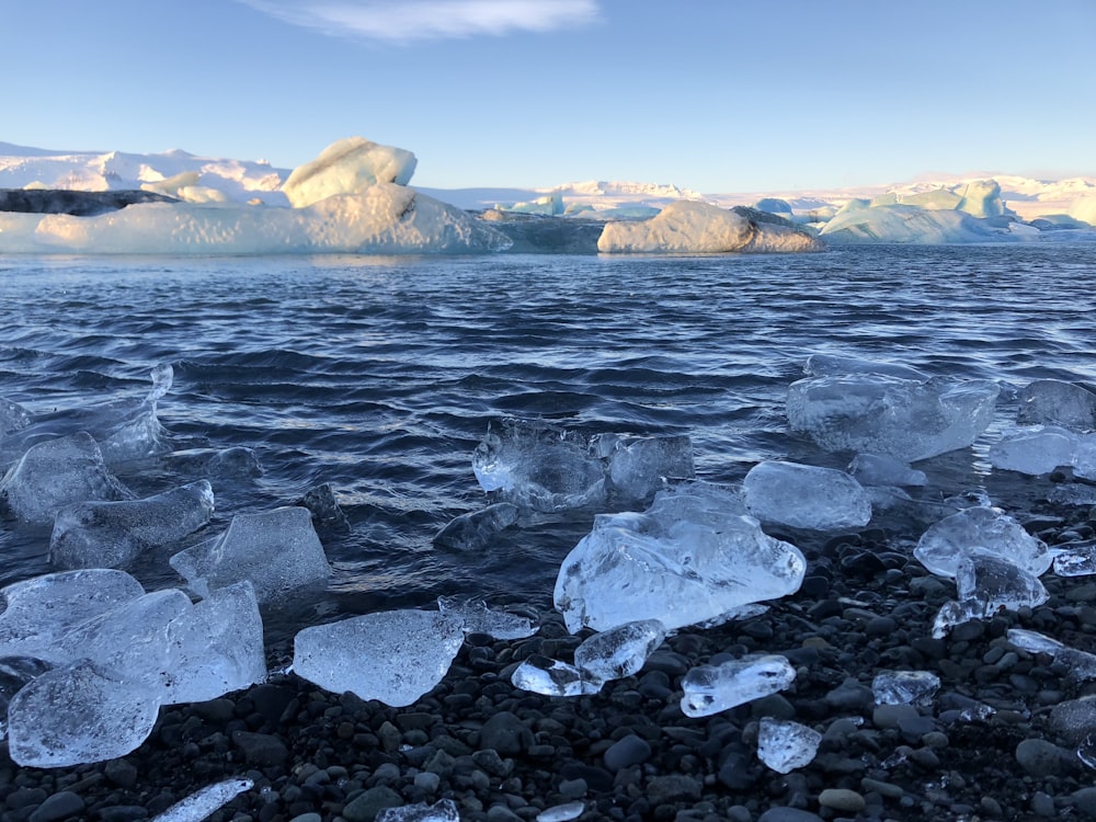 ghiaccio sullo specchio d'acqua