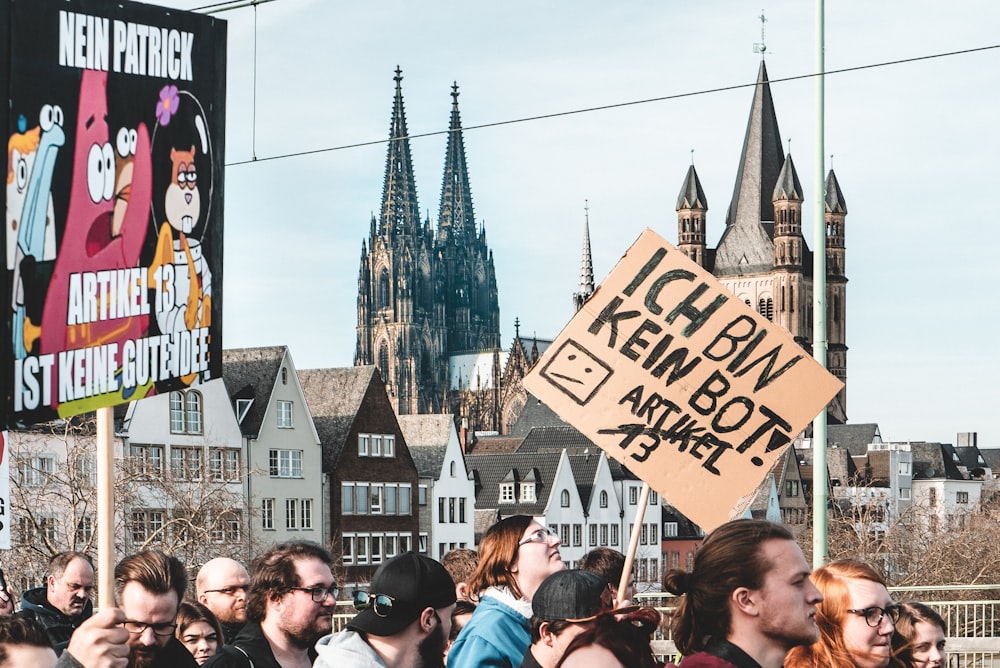 Menschen, die tagsüber in der Nähe von Gebäuden stehen