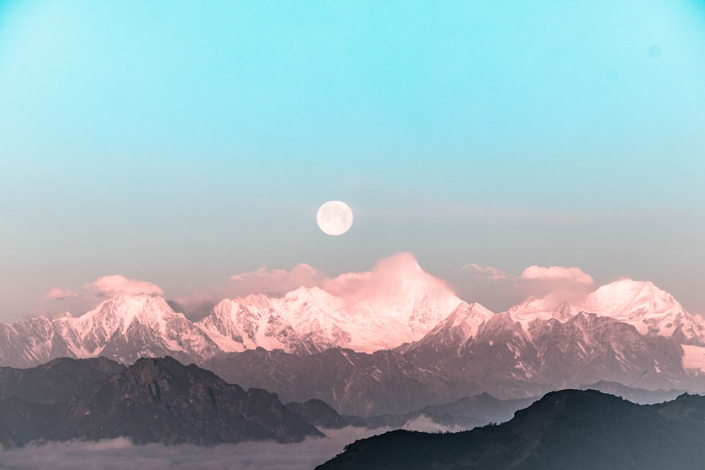 Lune blanche sur les montagnes