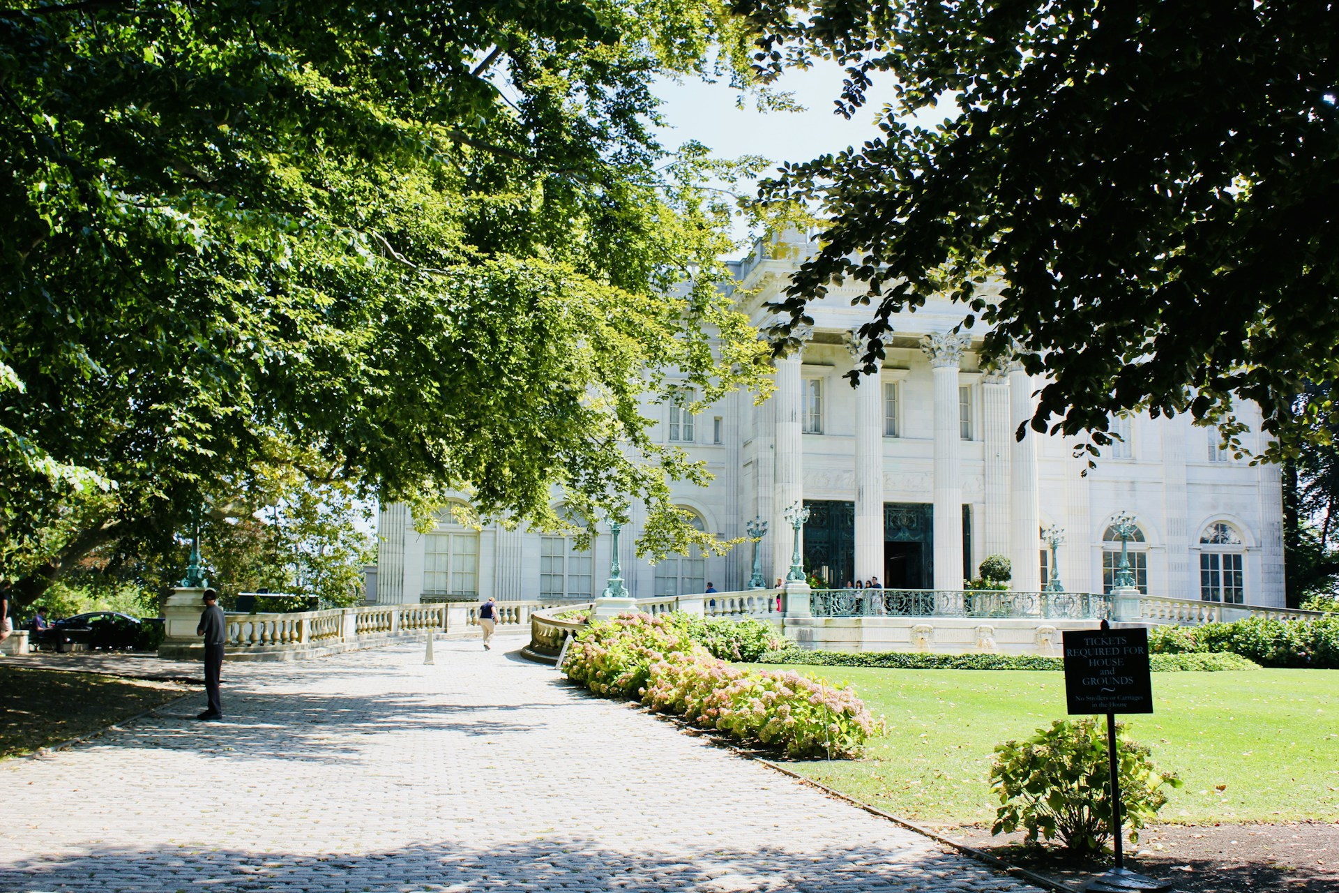 gray computer monitor