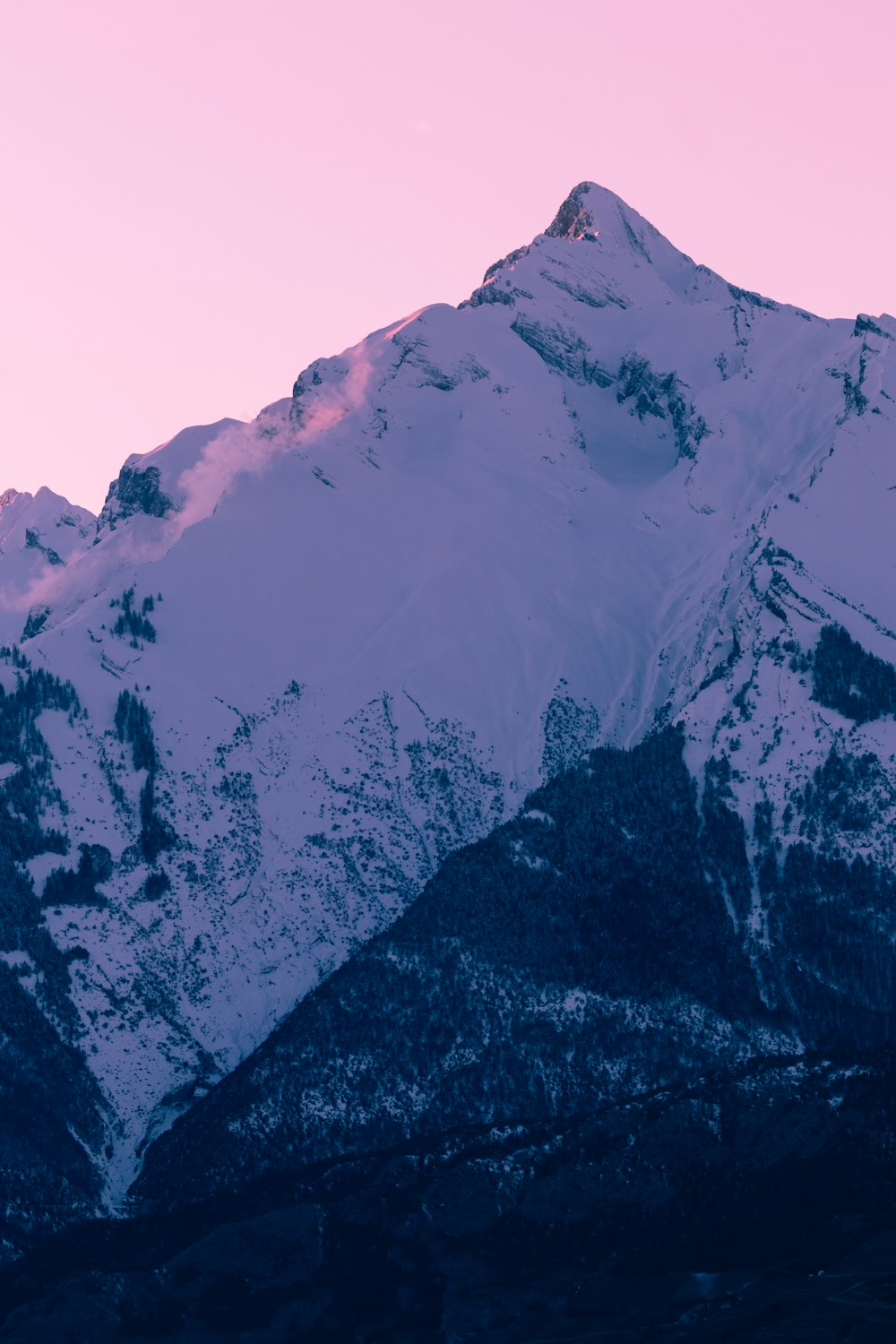 montagna innevata di giorno