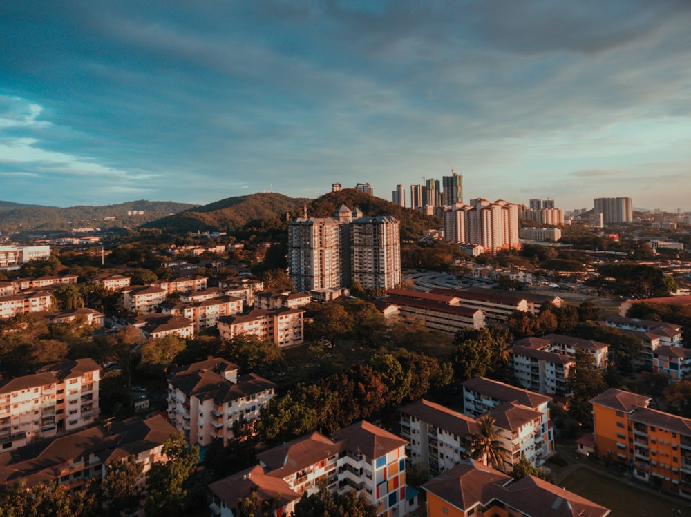 edifícios altos durante o dia